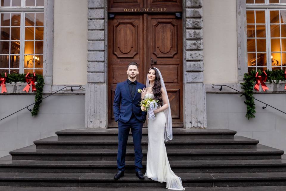 Les mariés devant la façade