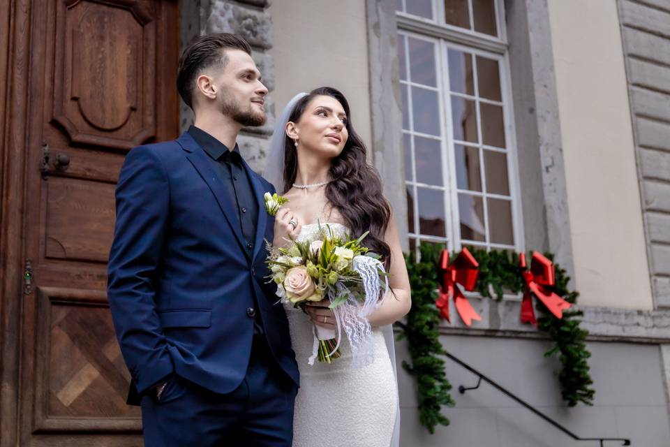 Les mariés devant une fenêtre