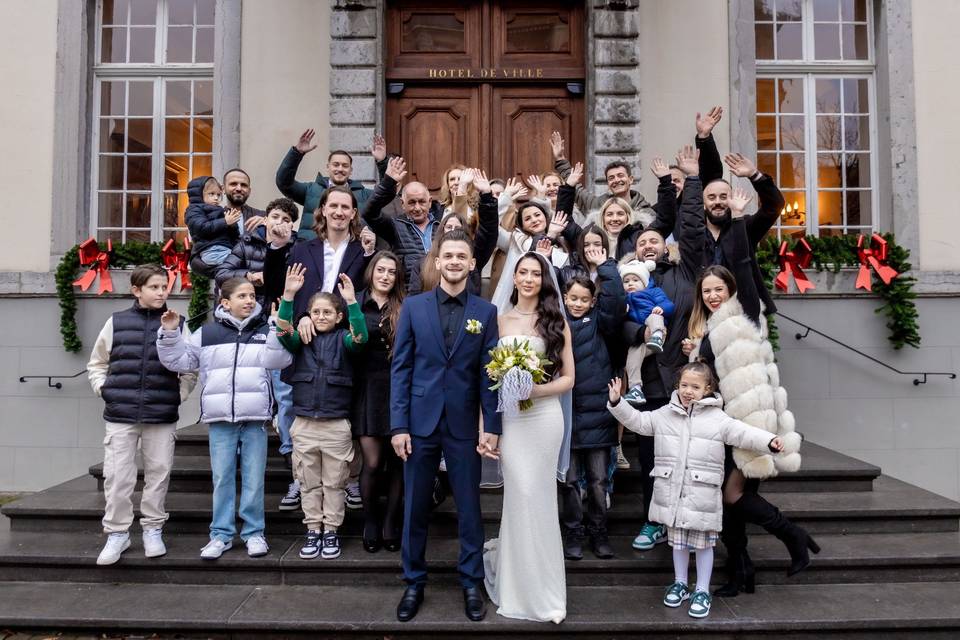 Les invités lèvent les bras