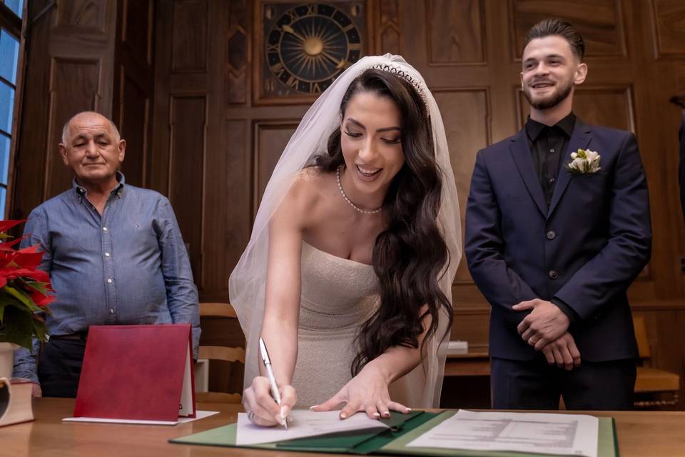La mariée signe à son tour