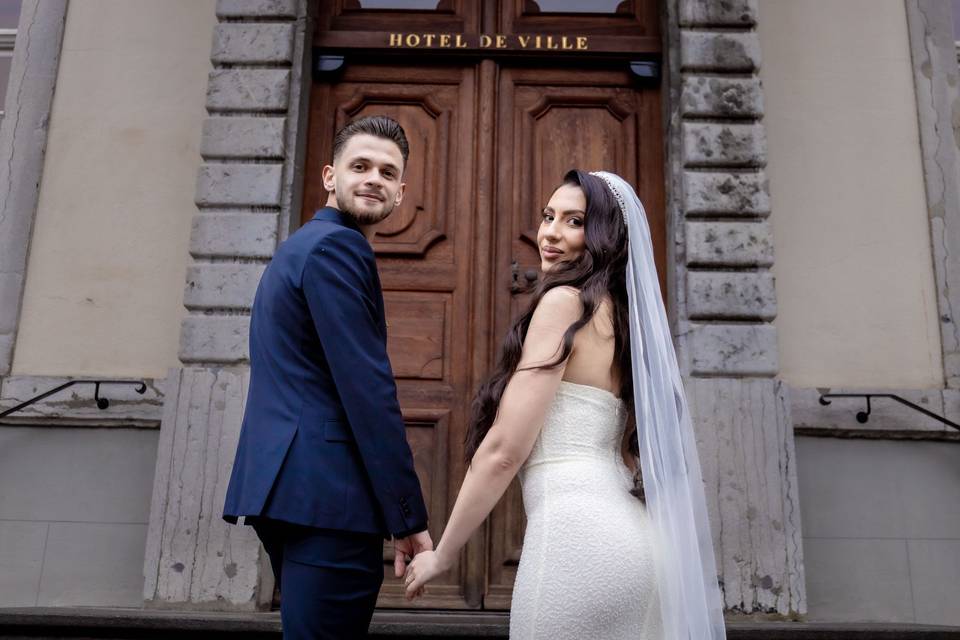 Ils se retournent en souriant