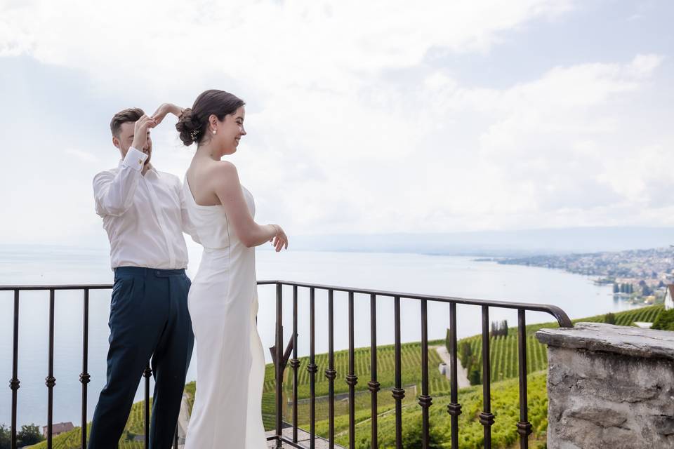 Les mariés regardent le lac