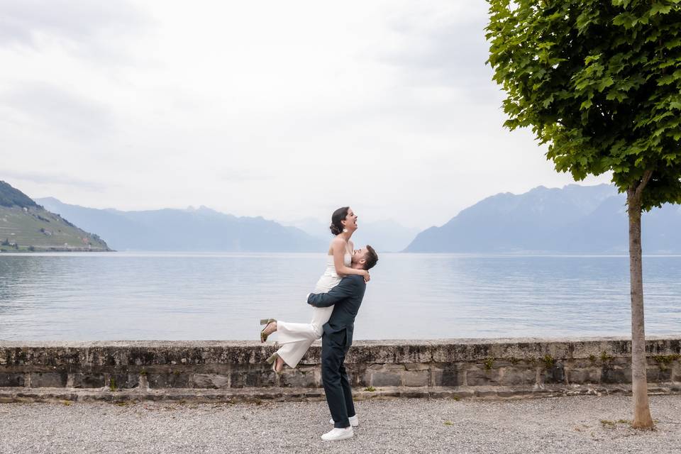 Jean soulève Gemma sur le quai