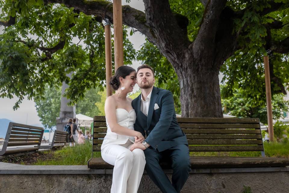 Les mariés assis sur un banc