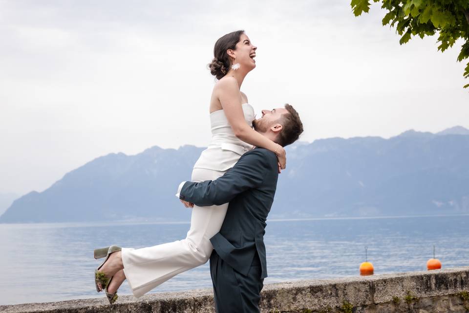 Il la porte, côté lac