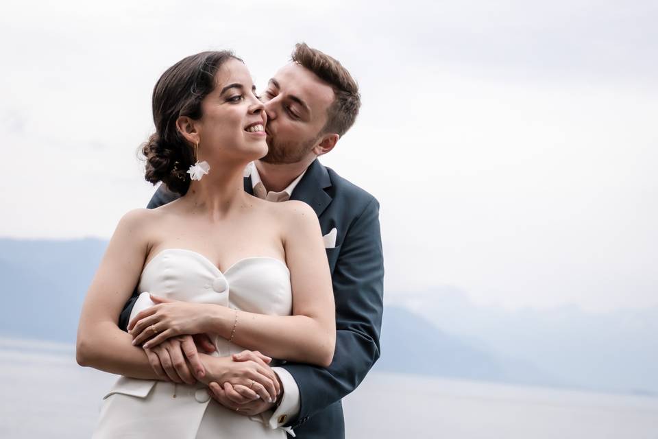 Un baiser sur la tempe