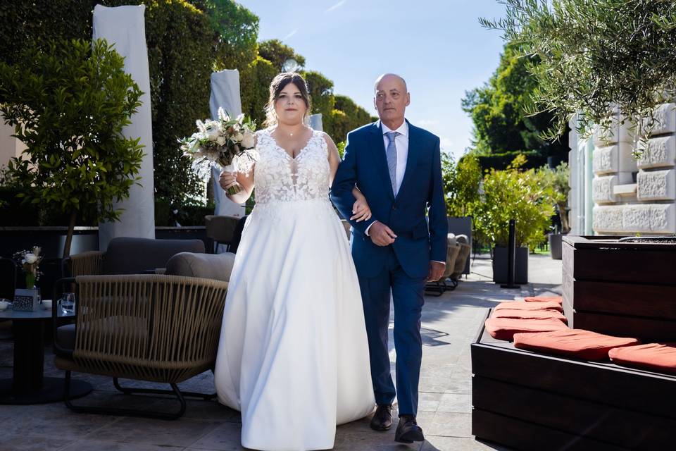 Sabrina arrive à la cérémonie