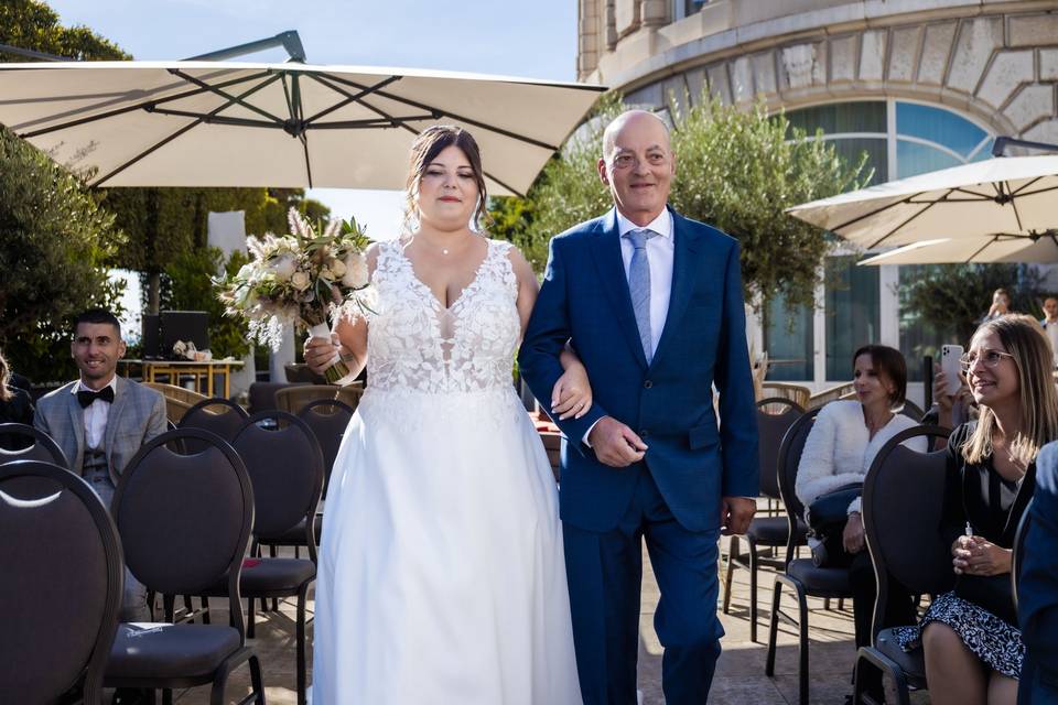 Sabrina avance, tout sourire