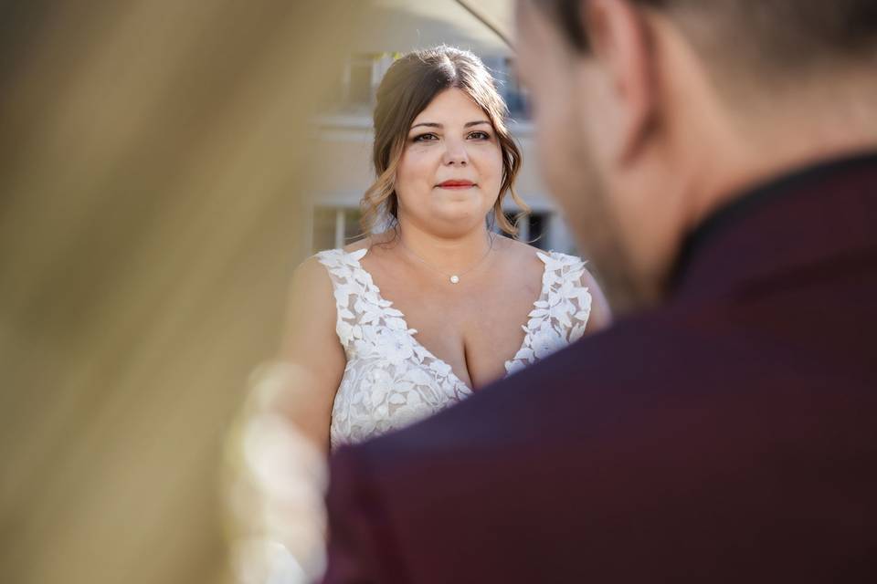 Sabrina regarde Idrisse, émue
