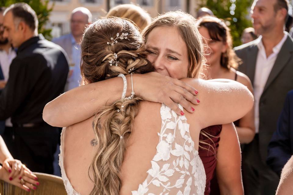 Longue accolade pour la mariée