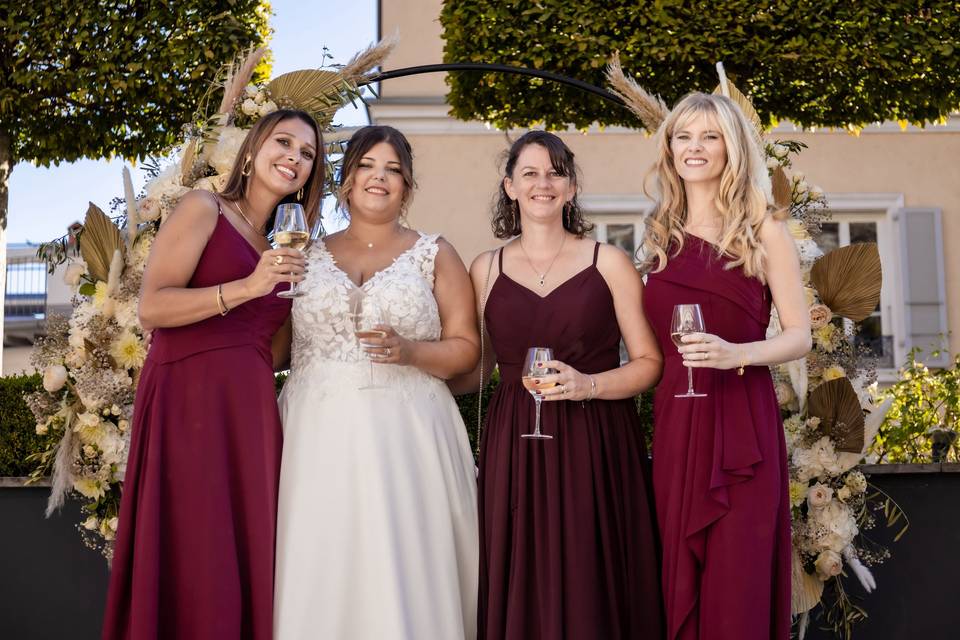 Sabrina et ses amies en robes
