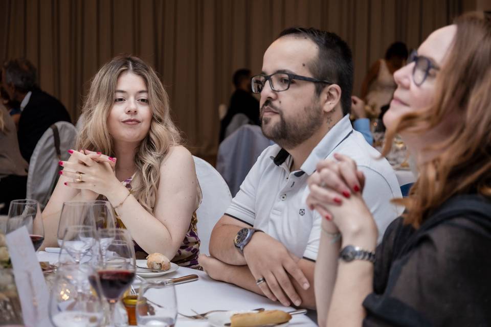 Des invités à table
