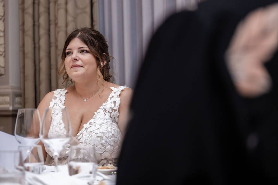 Sabrina écoute un discours