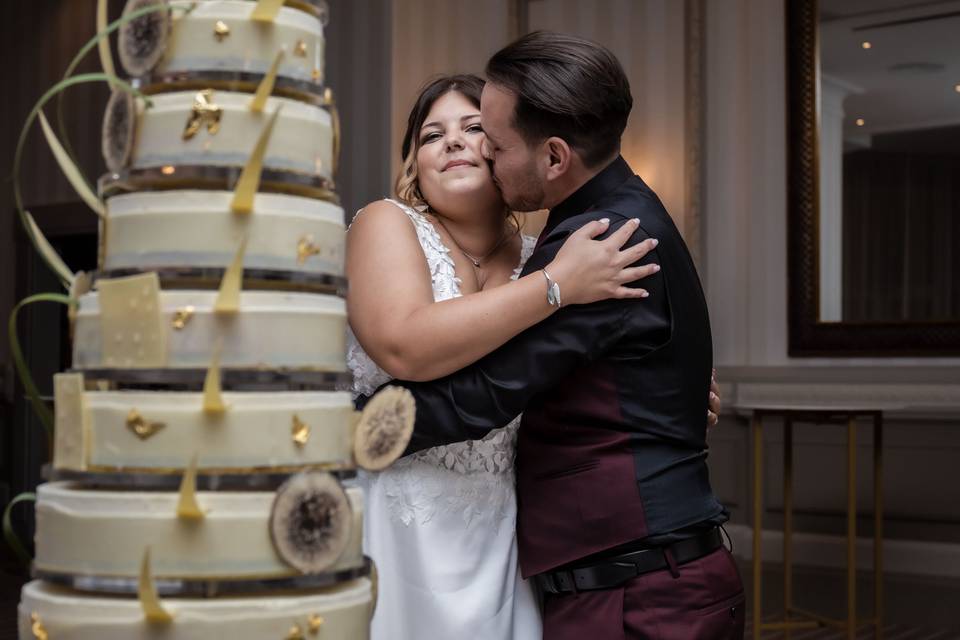 Un baiser devant le gâteau