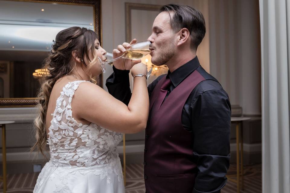 Champagne, bras entrelacés