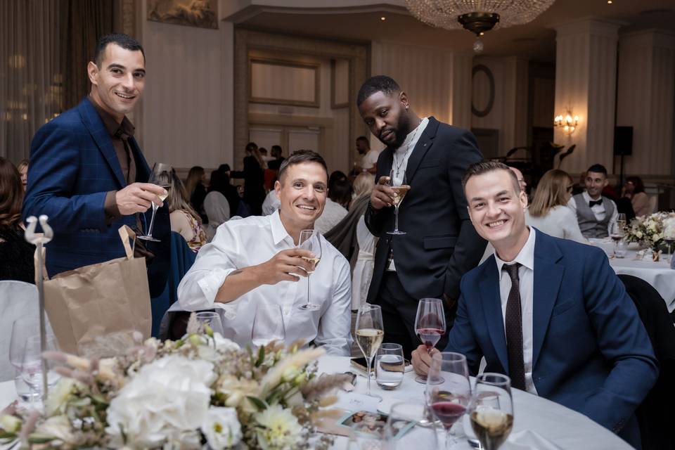 Des invités à table