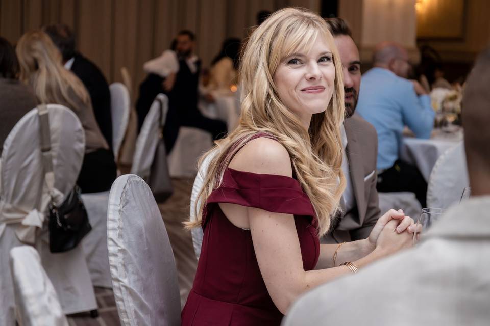 Une invitée sourit