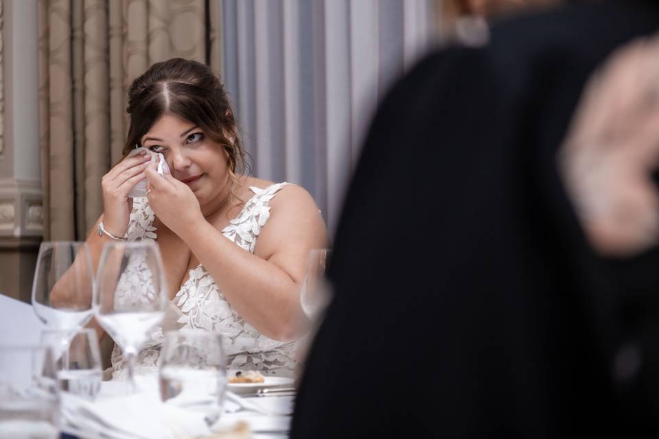 Sabrina essuie une larme