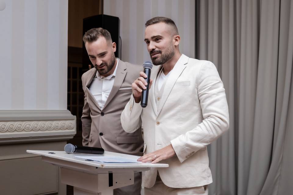 Deux proches au micro