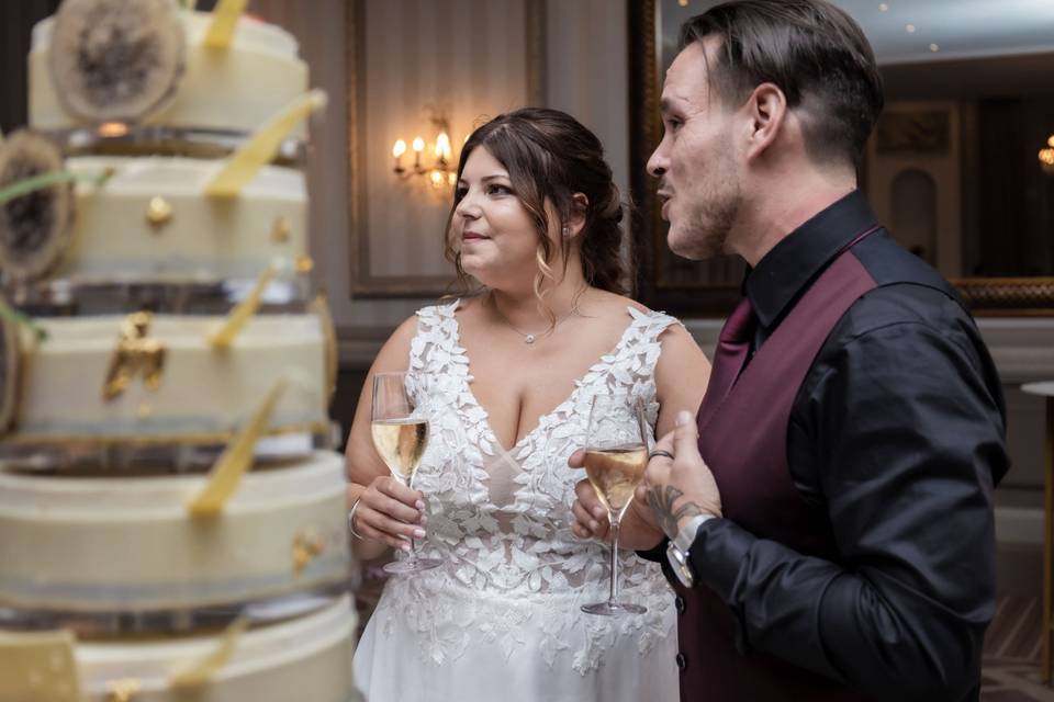 Les mariés goûtent leur gâteau