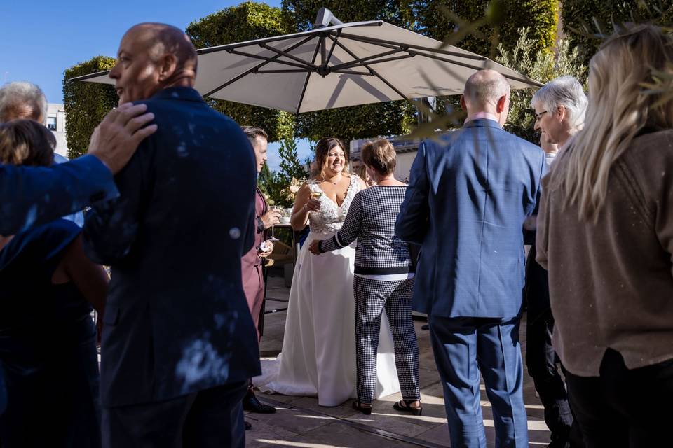 Invités entourent les mariés