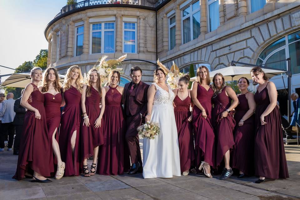 Les amies de la mariée posent