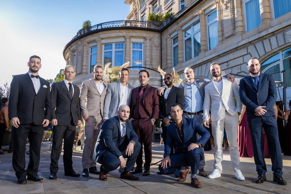 Amis du marié prennent la pose