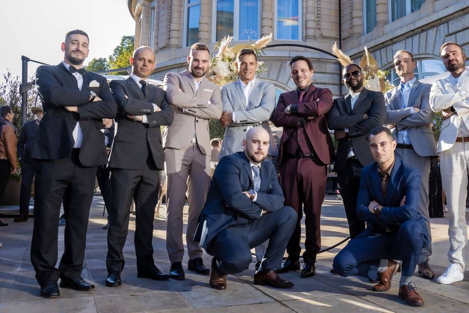 Photo de groupe entre hommes