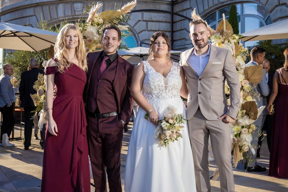 Mariés avec un couple d'amis