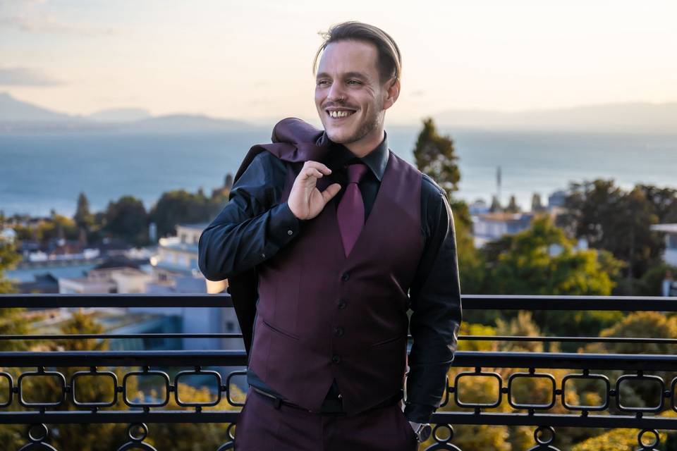 Idrisse rit, veste à l'épaule
