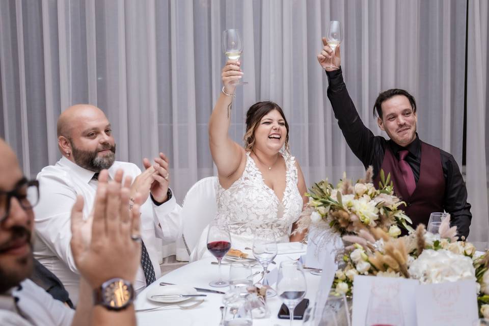 Les mariés lèvent leur verre