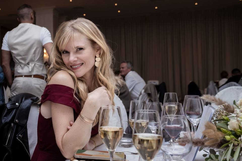Une invitée sourit à table