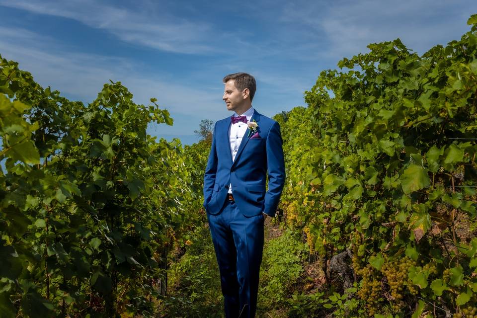 Antoine en costume bleu