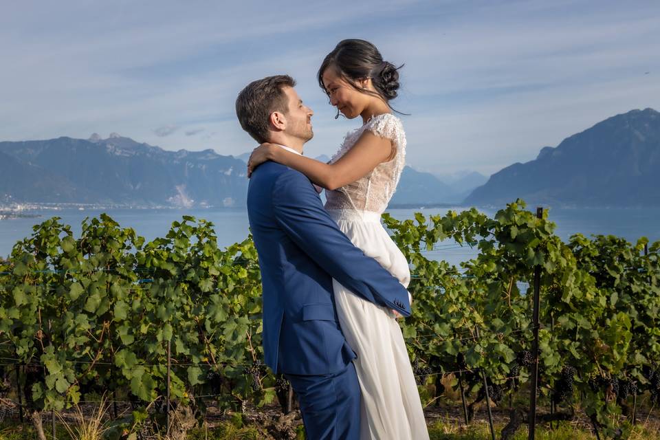 Il la porte dans les vignes