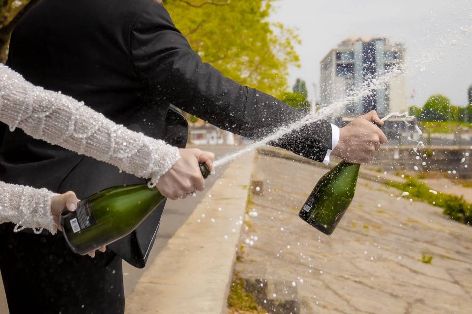 Le champagne jaillit