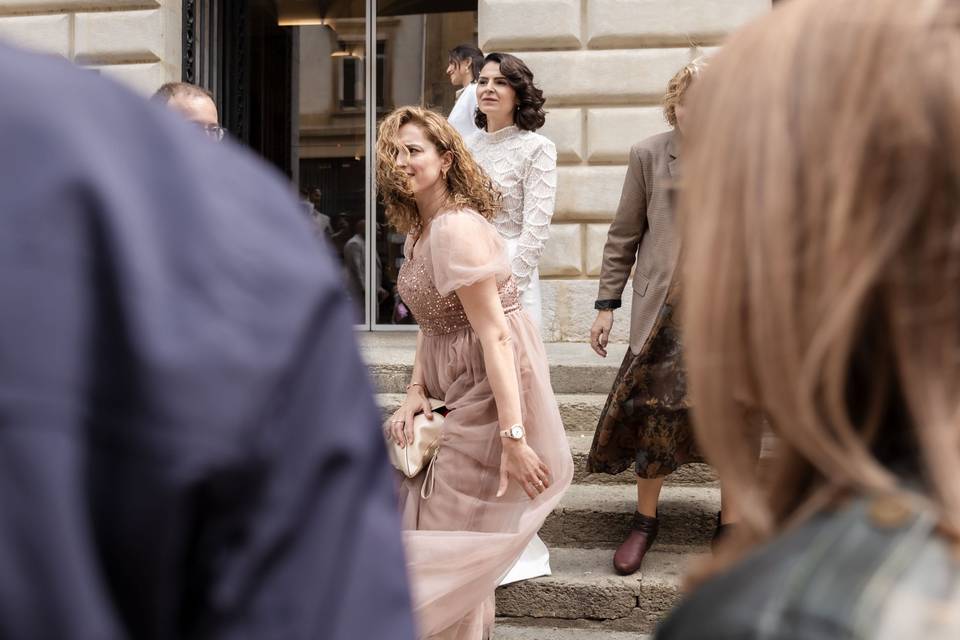 Une invitée en robe rose