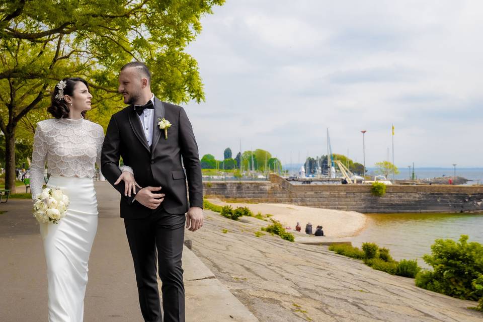Illnora et Genc marchent