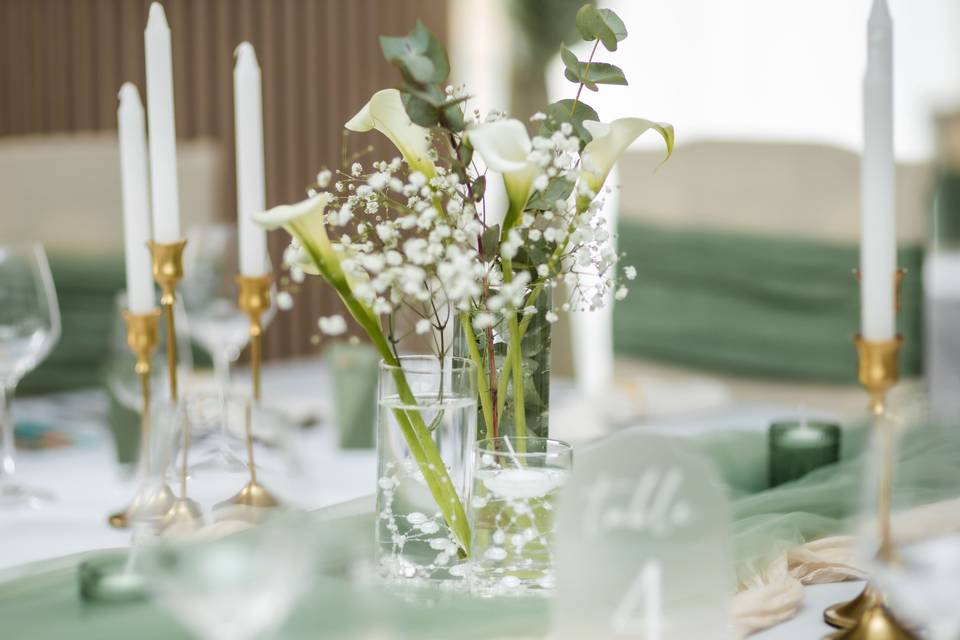 Bougies et fleurs blanches