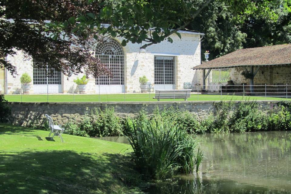 Salle avec vue sur plan d'eau