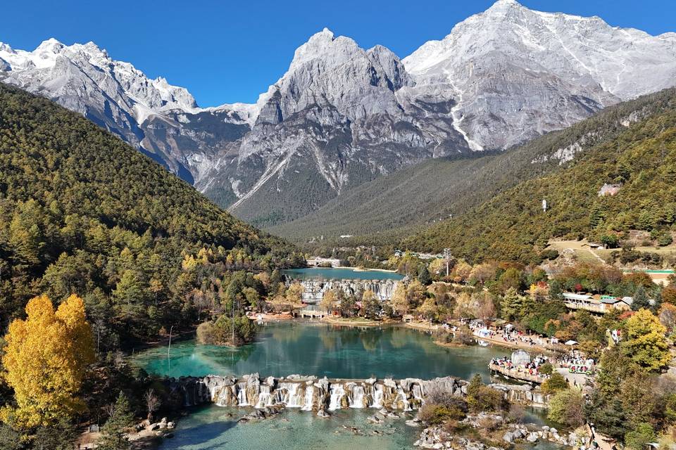 Lac et montagnes