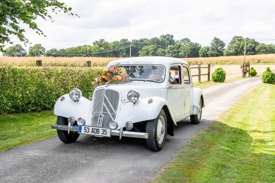 Voiture Mariés @MaudPPhoto.