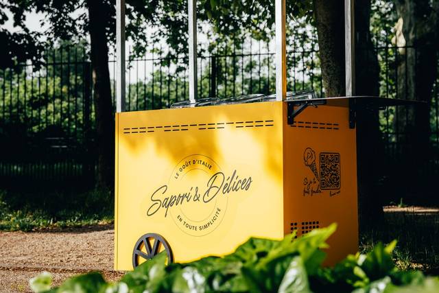 Le kiosque sous les arbres