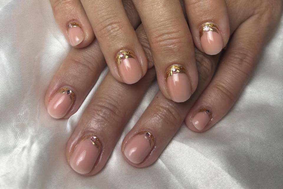 Pose nude avec chrome doré
