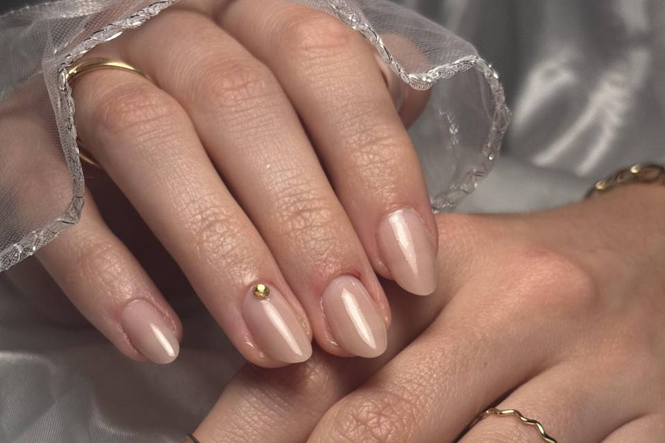 Ongles clean girl