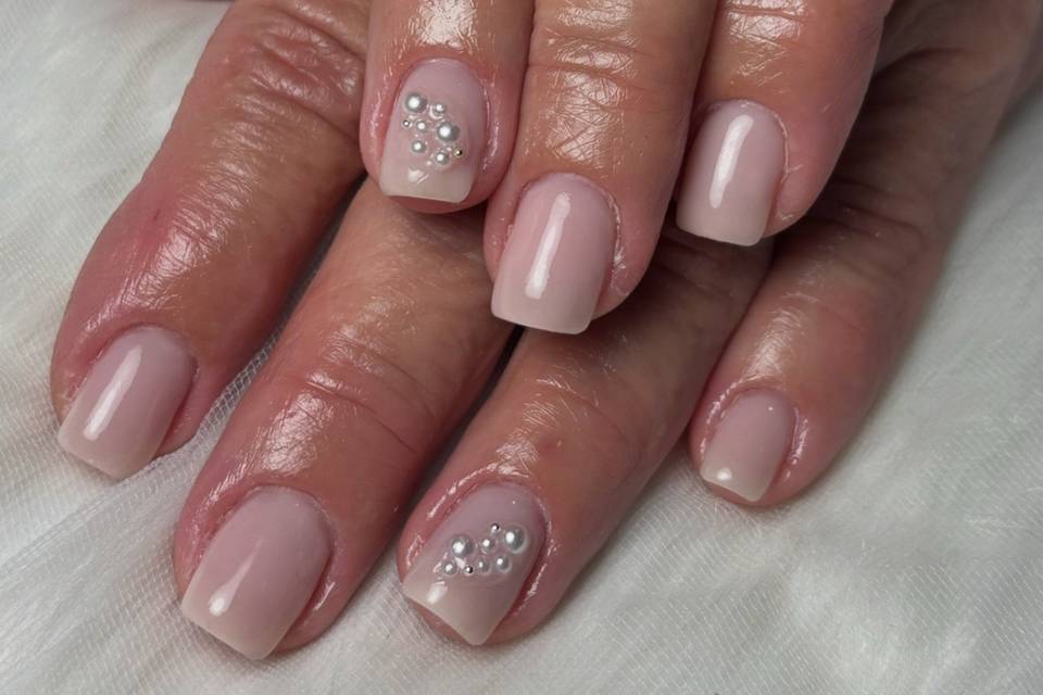 Pose nude avec perles