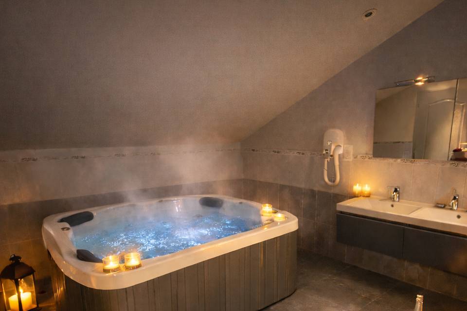 Jacuzzi (suite nuptiale)