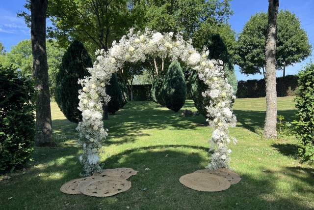 Arche gypso et fleurs blanche