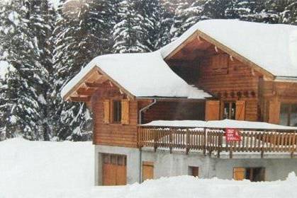 Chalet sous la neige
