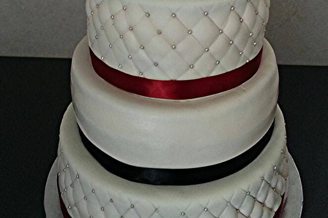 Wedding cake noir et or