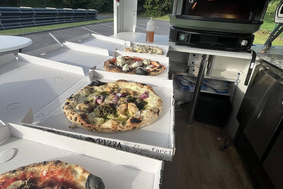 Des pizzas au charbon végétal